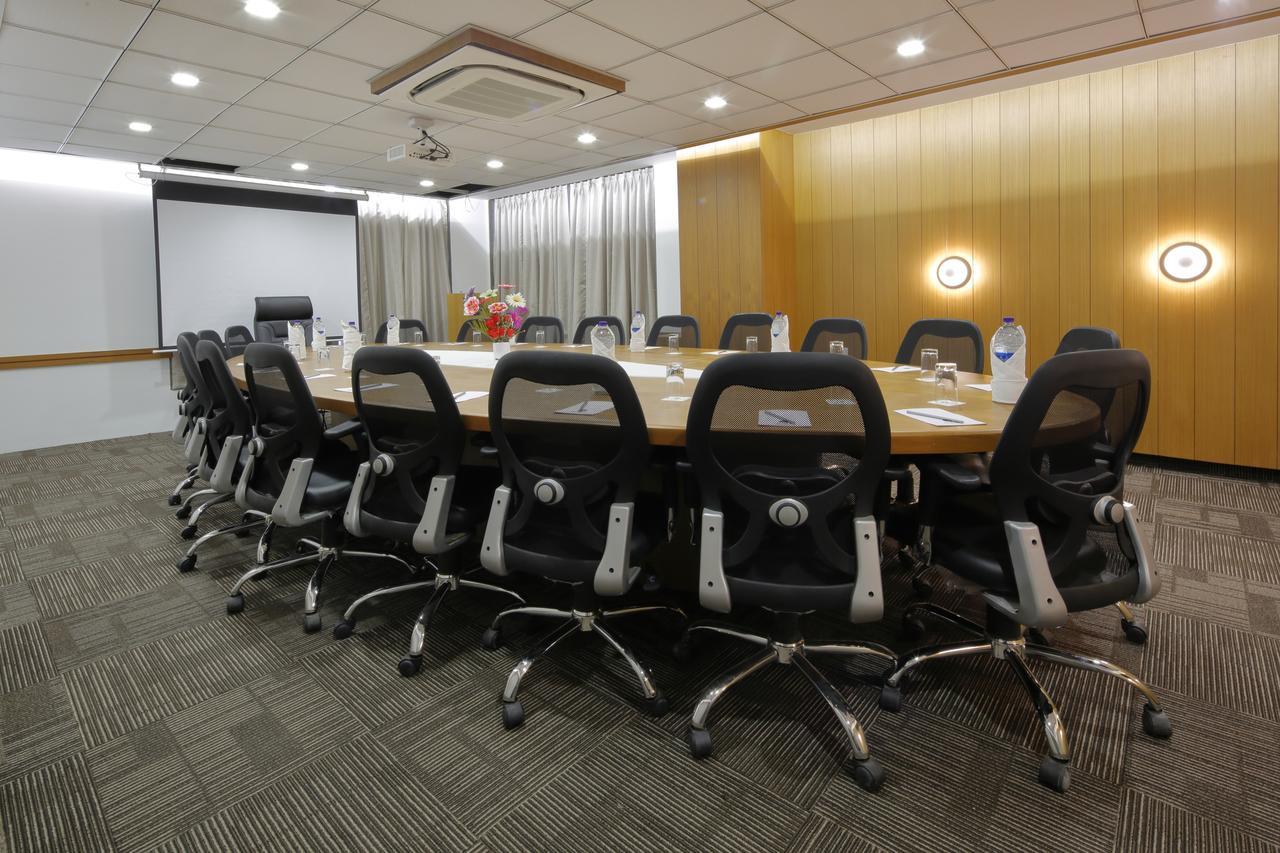 Hotel Pragati The Grand Ahmedabad Eksteriør billede