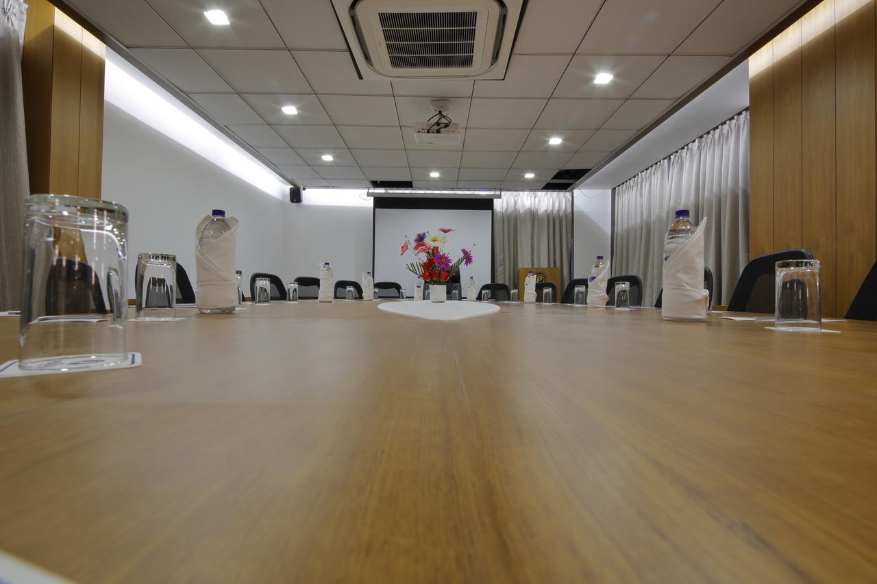 Hotel Pragati The Grand Ahmedabad Eksteriør billede