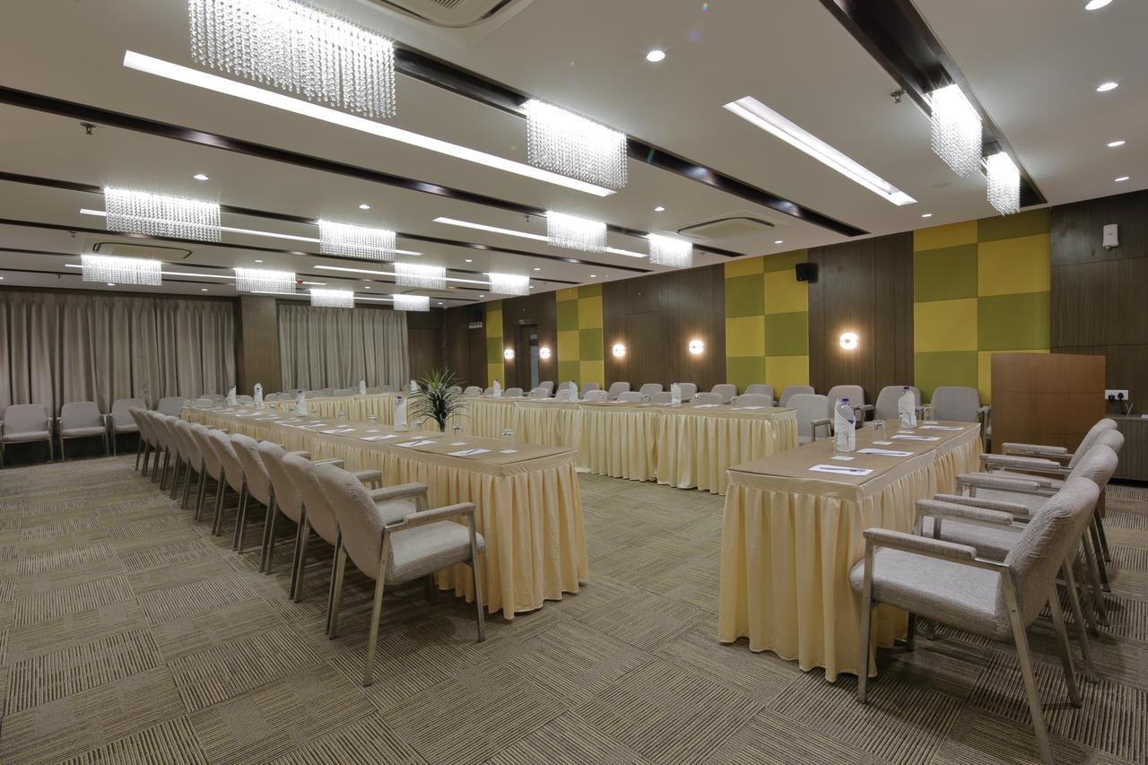 Hotel Pragati The Grand Ahmedabad Eksteriør billede