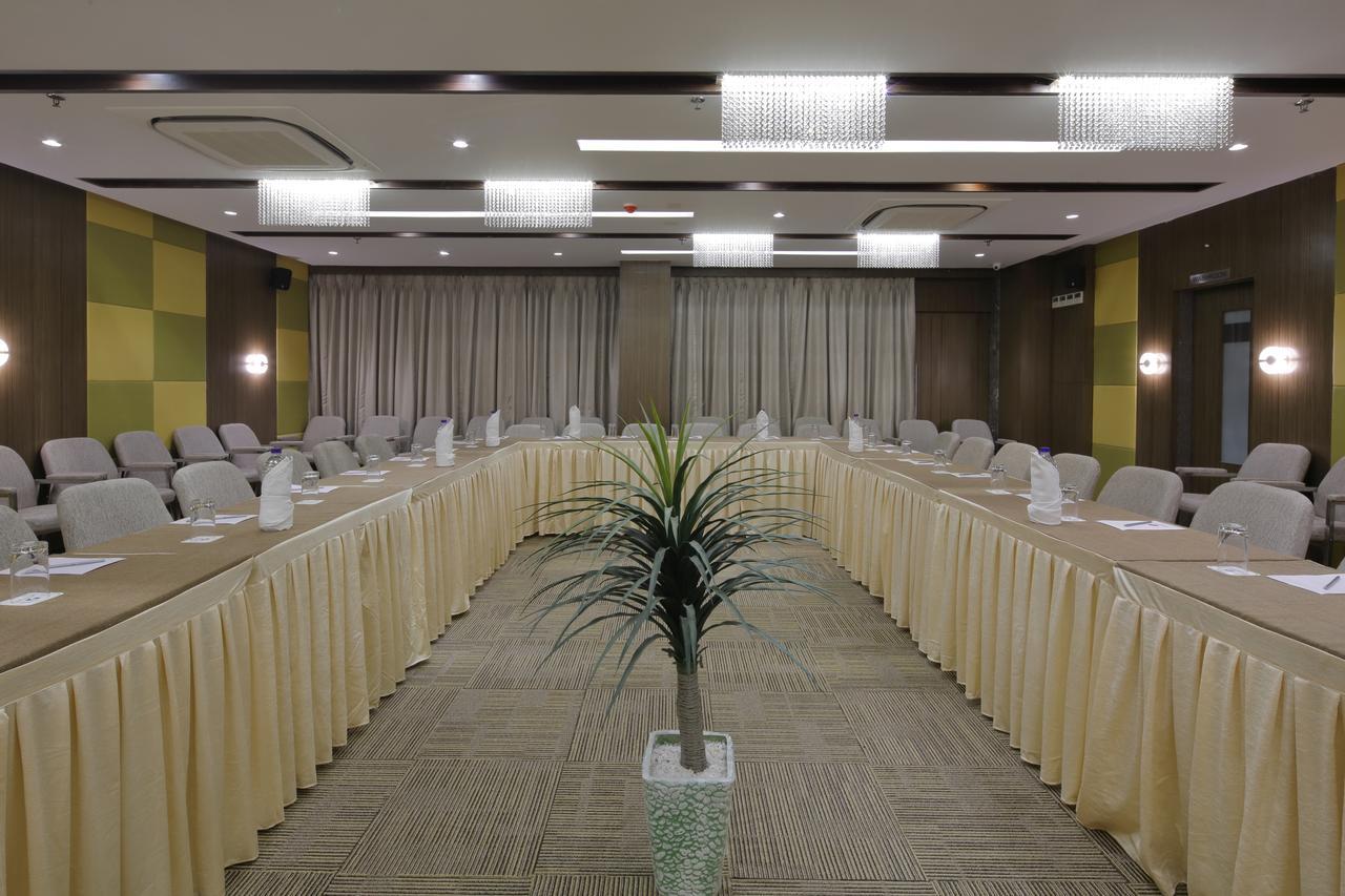 Hotel Pragati The Grand Ahmedabad Eksteriør billede